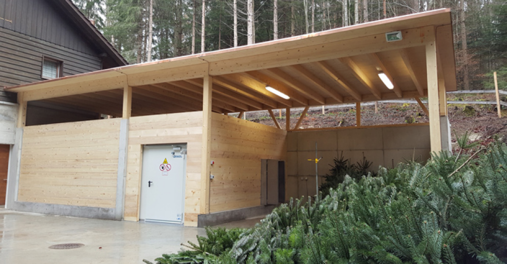DENIOS ermöglicht Holzkooperation Küsnacht die Lagerung brennbarer Flüssigkeiten im Wald - WAiSCH